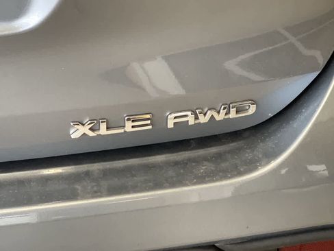 Certified 2021 Toyota Highlander XLE AWD/4WD image 12