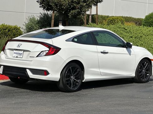 Used 2019 Honda Civic Touring image 5
