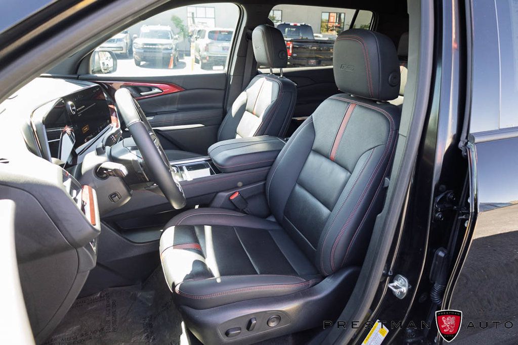 Used 2025 Chevrolet Traverse RS FWD image 23