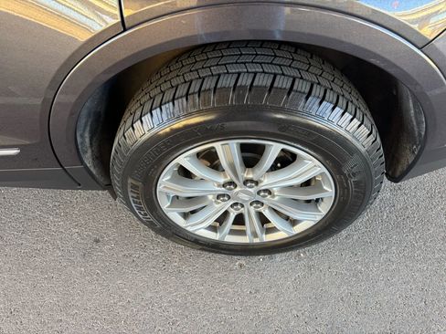 Used 2017 Cadillac XT5 Luxury image 31