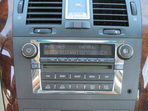 Used 2010 Cadillac DTS Luxury image 21