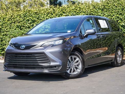 Used 2025 Toyota Sienna LE FWD image 1