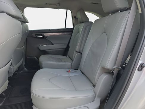 Used 2023 Toyota Highlander Limited image 15