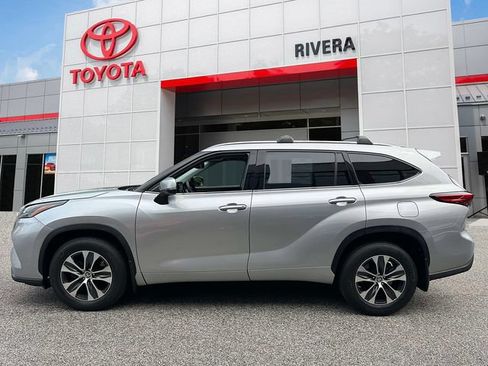Used 2021 Toyota Highlander XLE AWD/4WD image 2
