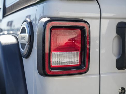 Used 2018 Jeep Wrangler Unlimited Sport S image 7