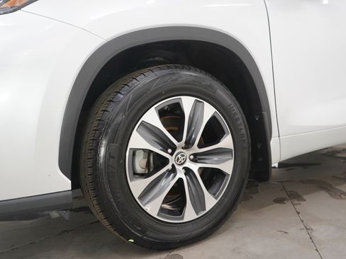 Used 2024 Toyota Highlander XLE image 32