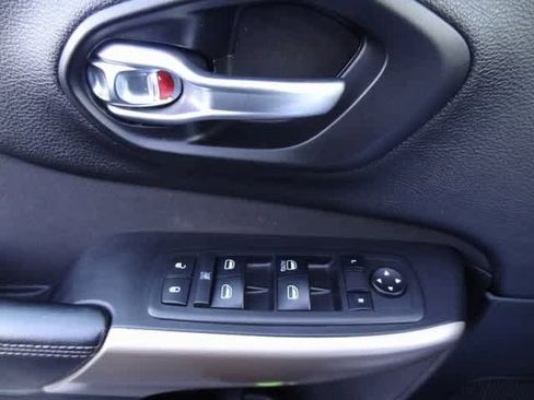 Used 2017 Jeep Cherokee Sport image 8