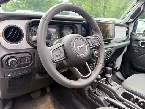 Used 2024 Jeep Wrangler Unlimited AWD/4WD image 9
