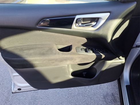 Used 2020 Nissan Pathfinder S image 15