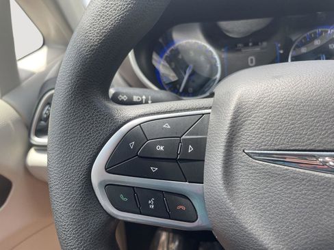 Used 2017 Chrysler Pacifica Touring FWD image 15