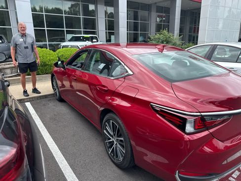 Used 2024 Lexus ES 250 w/ Premium Package AWD/4WD image 5