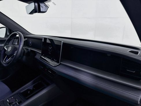 Certified 2025 Volkswagen Tiguan SE R-Line AWD/4WD image 25