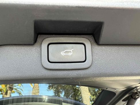 Used 2019 Land Rover Discovery HSE image 10