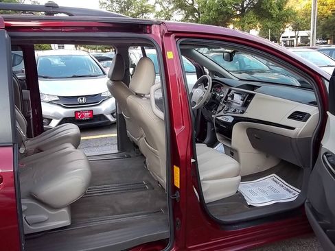 Used 2012 Toyota Sienna LE w/ Towing Pkg FWD image 3