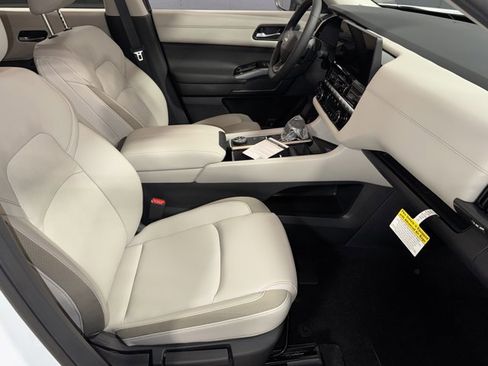 New 2026 Nissan Pathfinder SL image 11