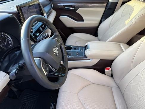 Used 2020 Toyota Highlander Platinum FWD image 17