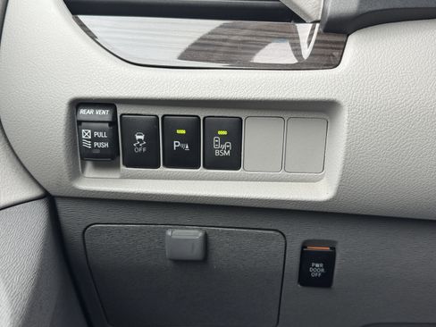 Used 2017 Toyota Sienna XLE Premium image 32