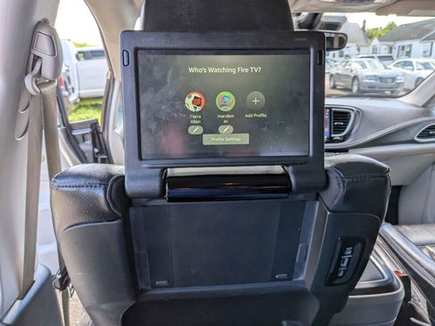 Used 2022 Chrysler Pacifica Touring-L w/ Uconnect Theater Family Group FWD image 52
