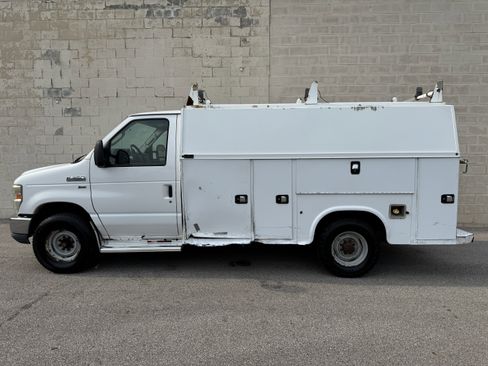 Used 2009 Ford E-350 and Econoline 350 Super Duty image 2