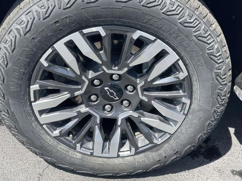 Used 2025 Chevrolet Tahoe Z71 image 9