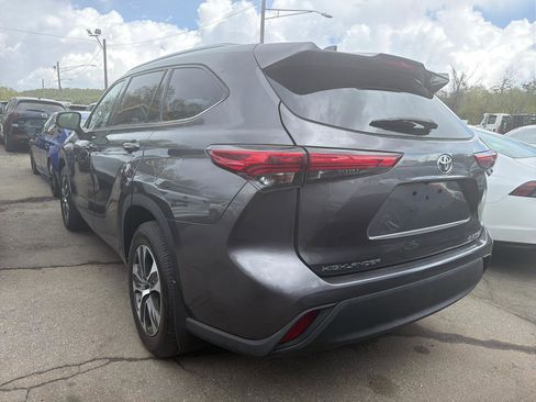 Used 2021 Toyota Highlander XLE AWD/4WD image 13