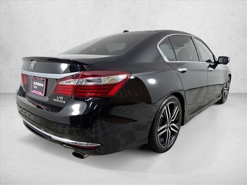 Used 2017 Honda Accord Touring image 5