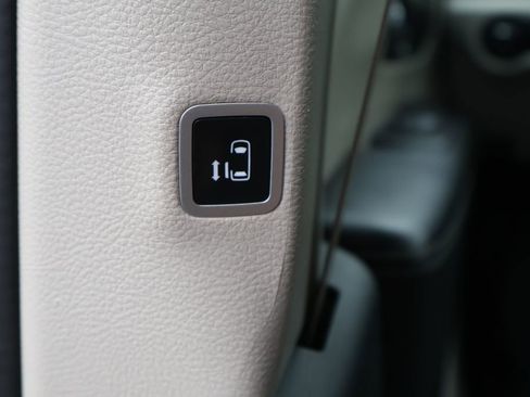 Used 2024 Chrysler Pacifica Touring-L FWD image 27