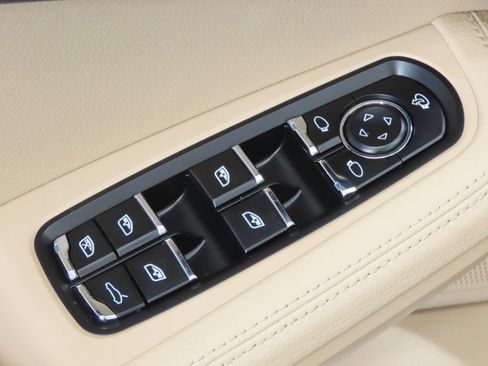 Certified 2026 Porsche Macan AWD/4WD image 38