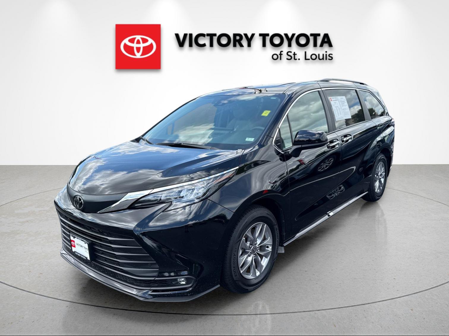 Used 2026 Toyota Sienna XLE FWD image 7
