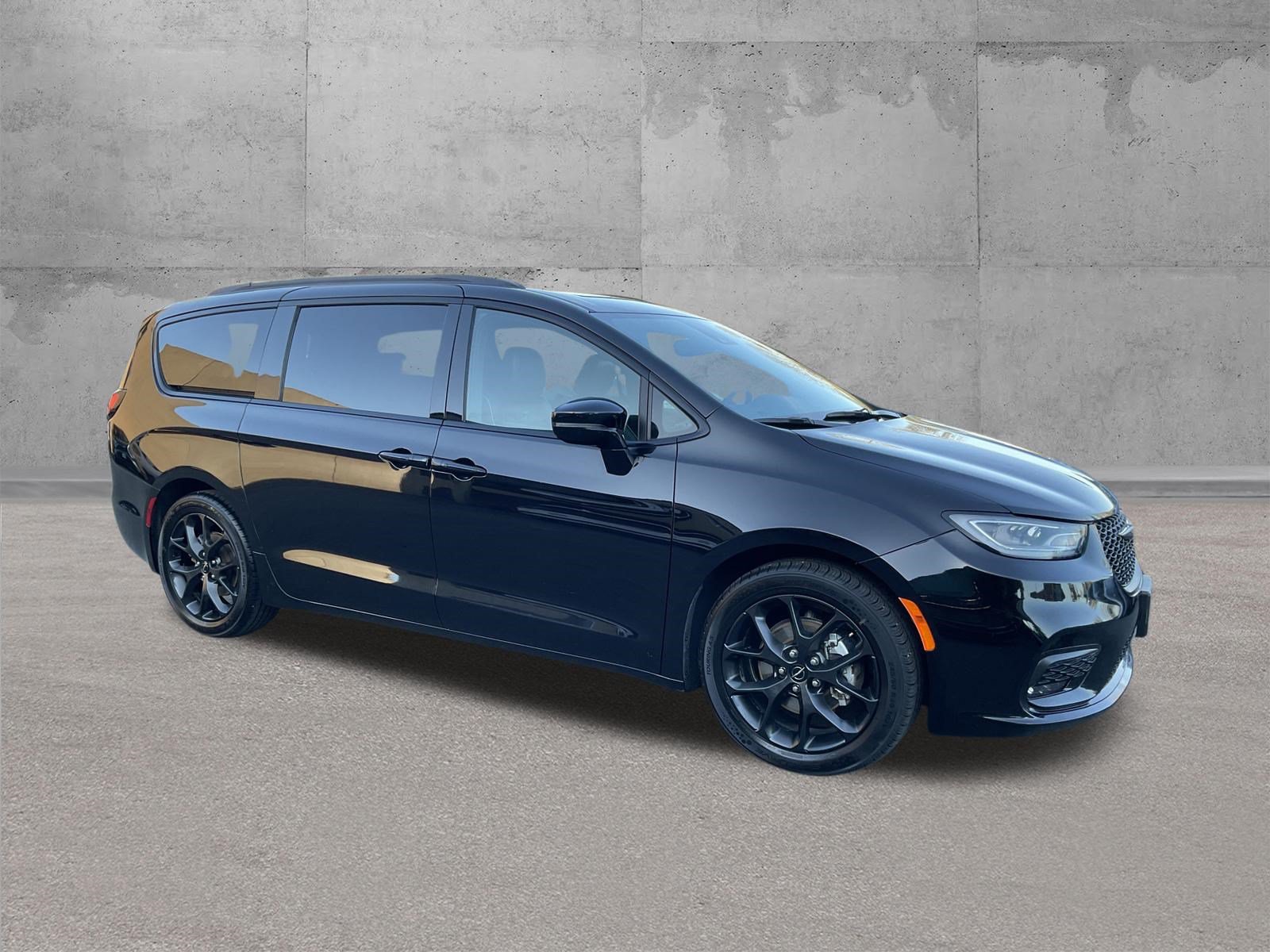 Used 2025 Chrysler Pacifica Limited FWD image 1