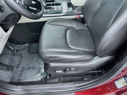 Used 2024 Kia Carnival LX FWD image 18