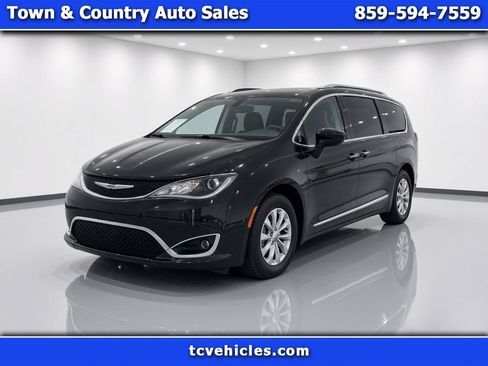 Used 2018 Chrysler Pacifica Touring-L FWD image 1