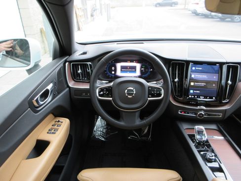 Used 2023 Volvo XC60 T8 Ultimate image 39