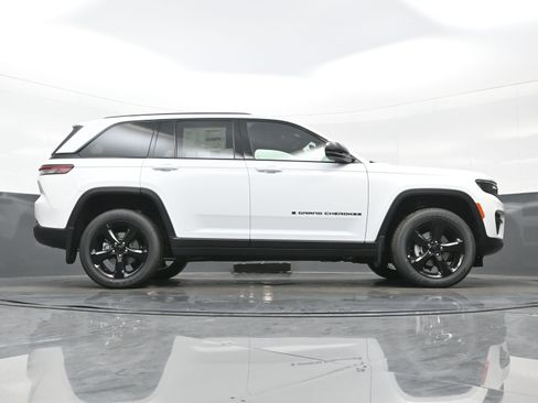 New 2025 Jeep Grand Cherokee Altitude image 16