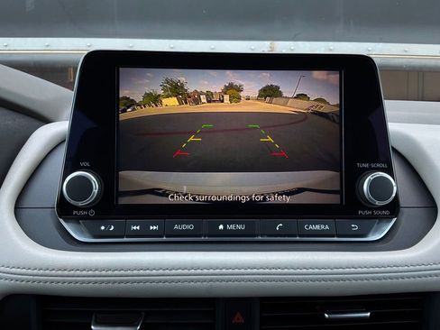 Used 2025 Nissan Rogue SV FWD image 32