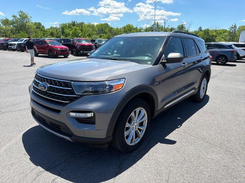 Used 2021 Ford Explorer XLT w/ Equipment Group 202A AWD/4WD image 11