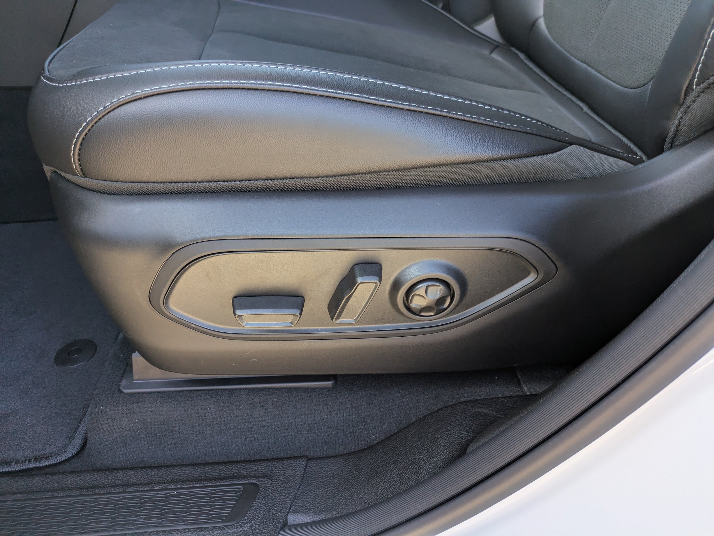 New 2027 Jeep Grand Cherokee Altitude RWD image 5
