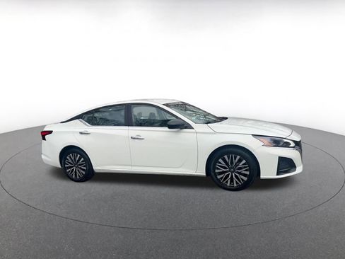 Used 2025 Nissan Altima 2.5 SV image 2