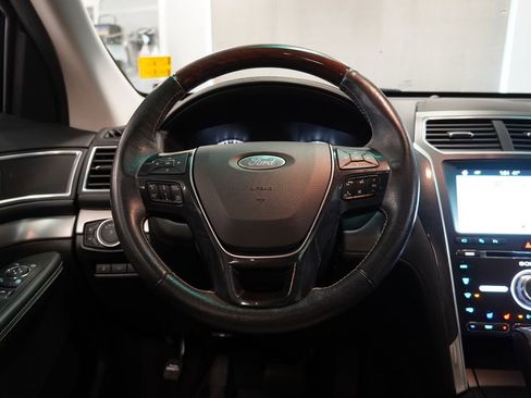 Used 2017 Ford Explorer Platinum image 18