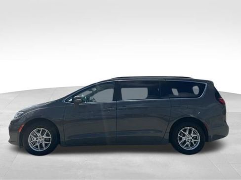 Used 2022 Chrysler Pacifica Touring-L w/ Uconnect Theater Family Group image 6