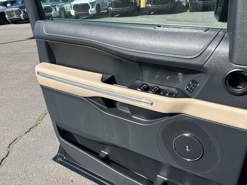 Used 2024 Ford Expedition Limited image 12