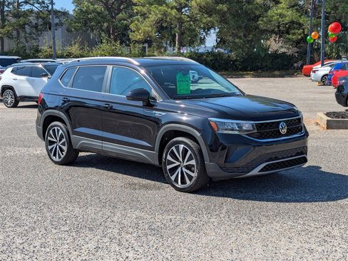 Certified 2022 Volkswagen Taos SE w/ Panoramic Sunroof Package image 9