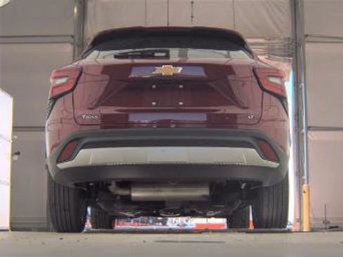 Used 2025 Chevrolet Trax LT w/ LT Convenience Package image 11