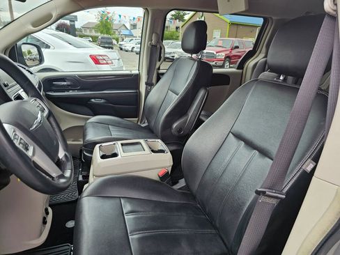 Used 2016 Chrysler Town & Country Touring image 27