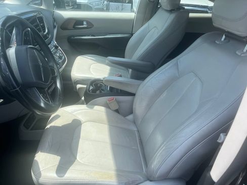 Used 2017 Chrysler Pacifica Touring-L w/ Tire & Wheel Group FWD image 11