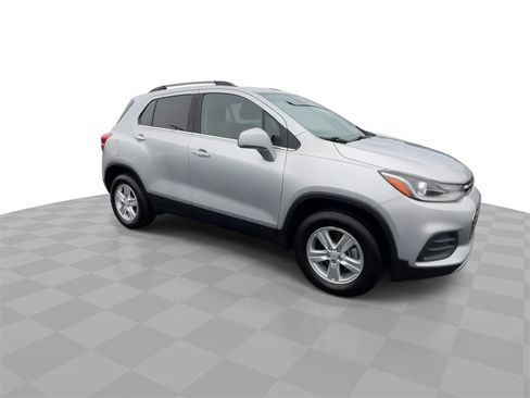 Used 2018 Chevrolet Trax LT w/ LT Convenience Package image 9