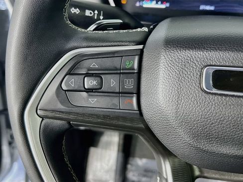 Used 2025 Jeep Grand Cherokee Altitude AWD/4WD image 17