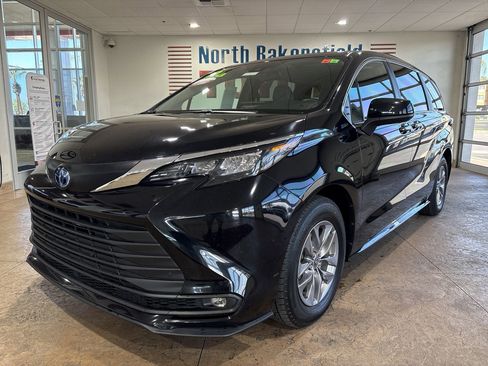 Certified 2025 Toyota Sienna XLE image 6