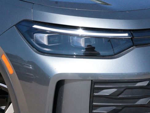 Certified 2025 Volkswagen Tiguan SE FWD image 3