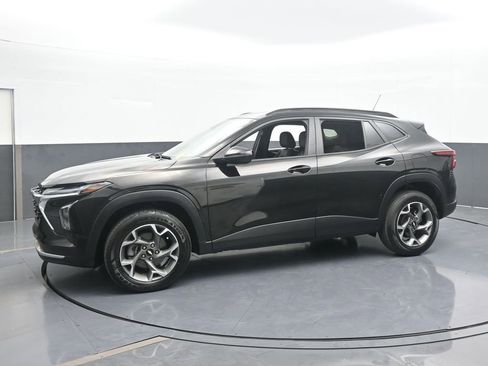 Used 2024 Chevrolet Trax LT image 2